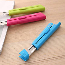 Ніж канцелярський Deli 2038 мікс 9-мм пластик корпус, захисний ковпачок, фото 4