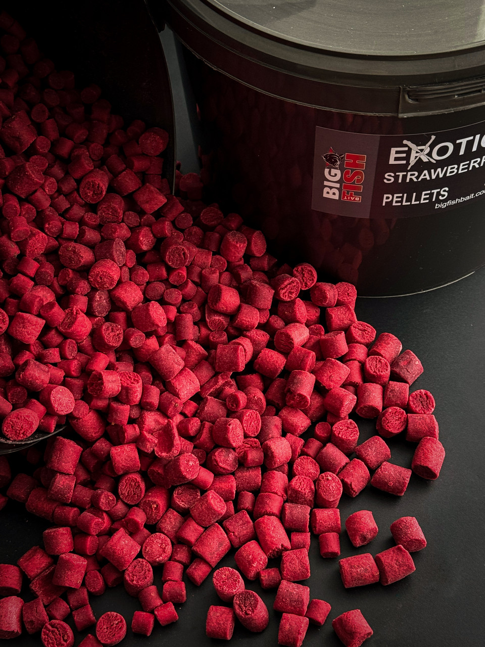 Пелетс Exotic Strawberry - суниця + полуниця (Premium Pellets), мікс 8 мм та 12 мм, відро 1,5 кг