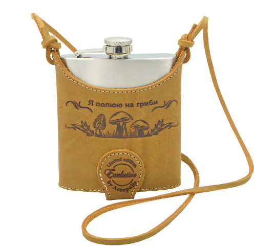 Фляга подарункова "Я полюю на гриби" в чохлі з натуральної шкіри з ремінцем на шию, фото 1