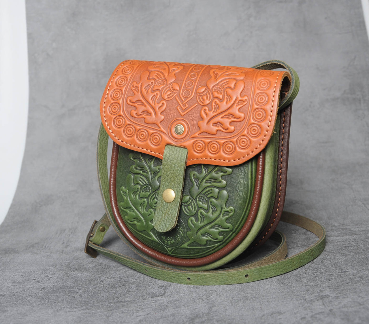 Шкіряна жіноча міні-сумочка з тисненим орнаментом "Дубочок" рудо-оливкового кольору, 16×19×6 см, фото 1