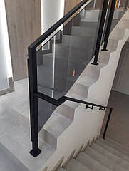 Огорожа з чорного металу з наповненням склом