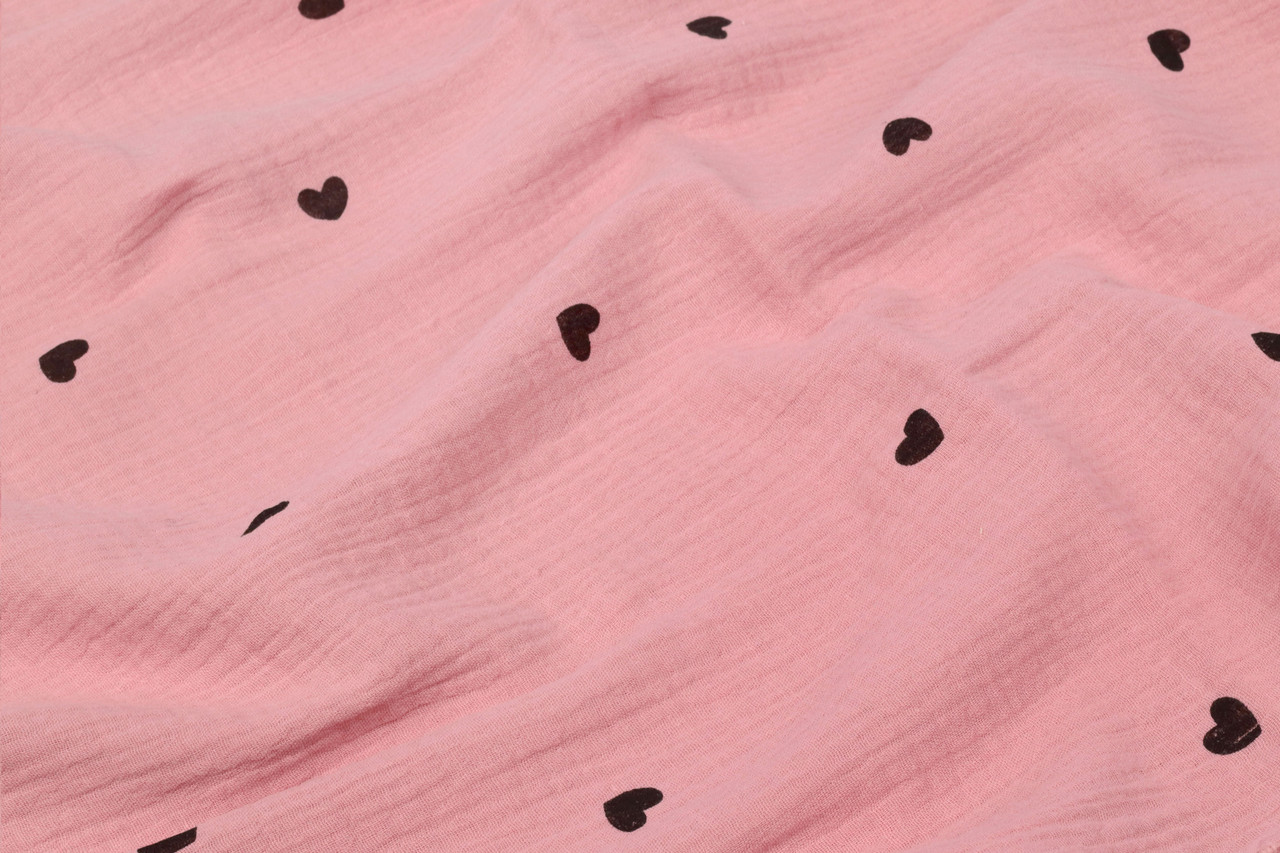 Муслін жатка Сердечка чорні на темно-рожевому 135 см