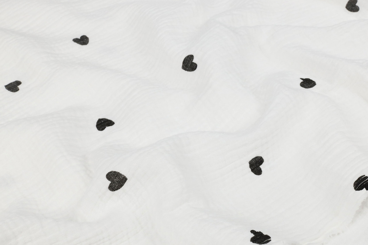 Муслін жатка Чорні сердечка на молочно-білому 135 см