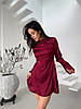 Бордова красива жіноча шовкова коктейльна приталена коротка міні-сукня з затяжками з боків, фото 9