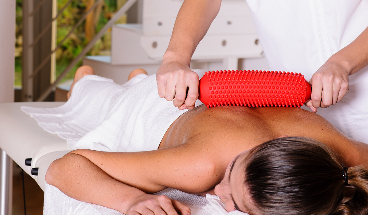 Масажний валик із шипами для спини Ledragomma StimuRoll Масажний ролик рельєфний 23 см Червоний, фото 1