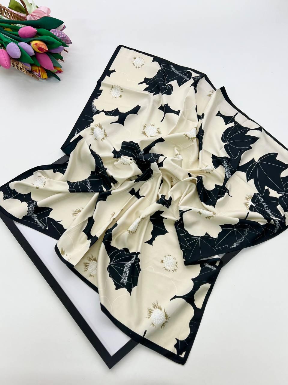 Шовкова хустка Аліса квіти 90*90 см молочний/чорний