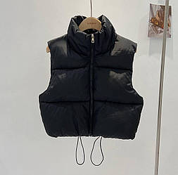 Базова жіноча тепла стильна укорочена жилетка весняна безрукавка плащівка спортивний жилет на блискавці