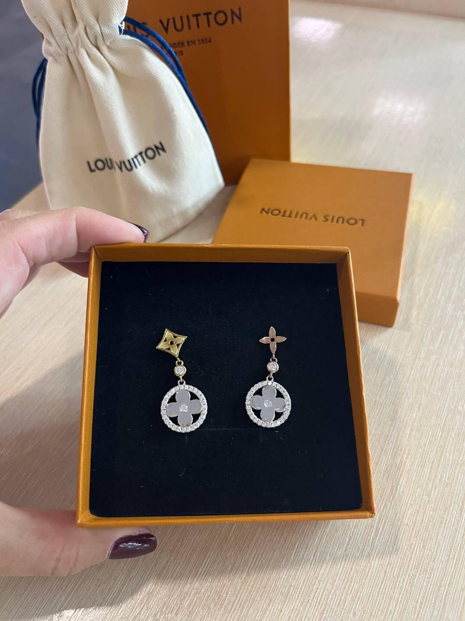 Сережки Louis Vuitton з позолотою – елегантність і стиль у кожній деталіСережки Louis Vuitton з позолотою – елегантність і стиль у