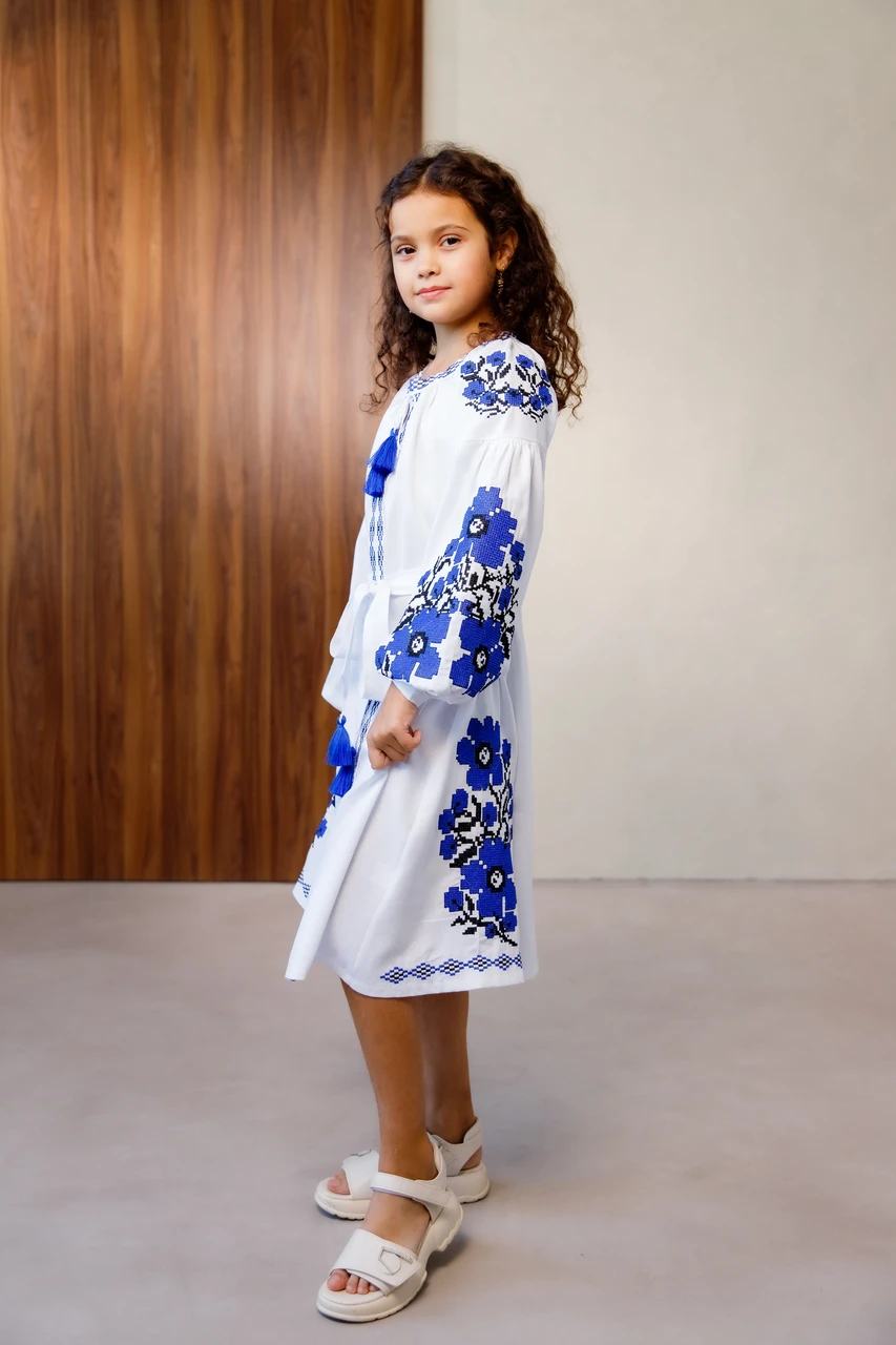 Дитяча вишита сукня біла з синіми квітами довгий рукав пояс китиці етно стиль сукня для дівчинки 7-15 років