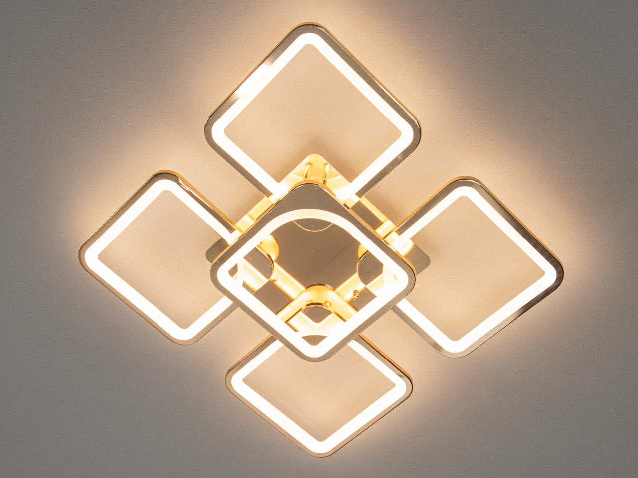 Світлодіодна смарт люстра в спальню з пультом, золото, 105W на 14м2