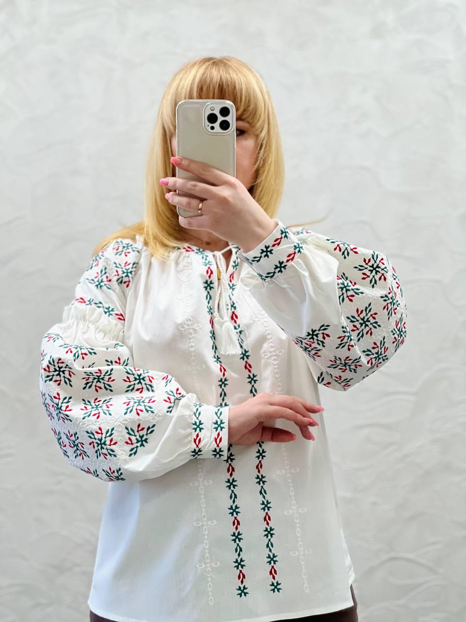 Вишита жіноча блуза з оригінальним візерунком молочна