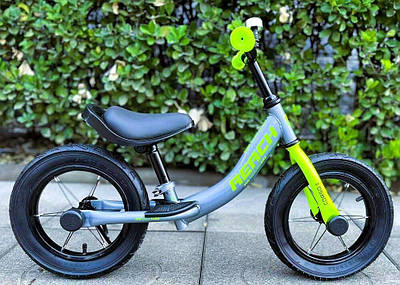 Стійкий велобіг балансбайк надувні колеса м'яке сидіння дзвінок Надійний легкий беговел для дітей від 2 років плавний хід