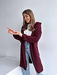 Жіночий стильний в'язаний кардиган із капюшоном із бубонами молочний бордовий темно-синій, фото 2