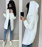 Жіночий стильний в'язаний кардиган із капюшоном із бубонами молочний бордовий темно-синій, фото 7