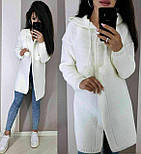 Жіночий стильний в'язаний кардиган із капюшоном із бубонами молочний бордовий темно-синій, фото 8