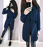 Жіночий стильний в'язаний кардиган із капюшоном із бубонами молочний бордовий темно-синій, фото 9