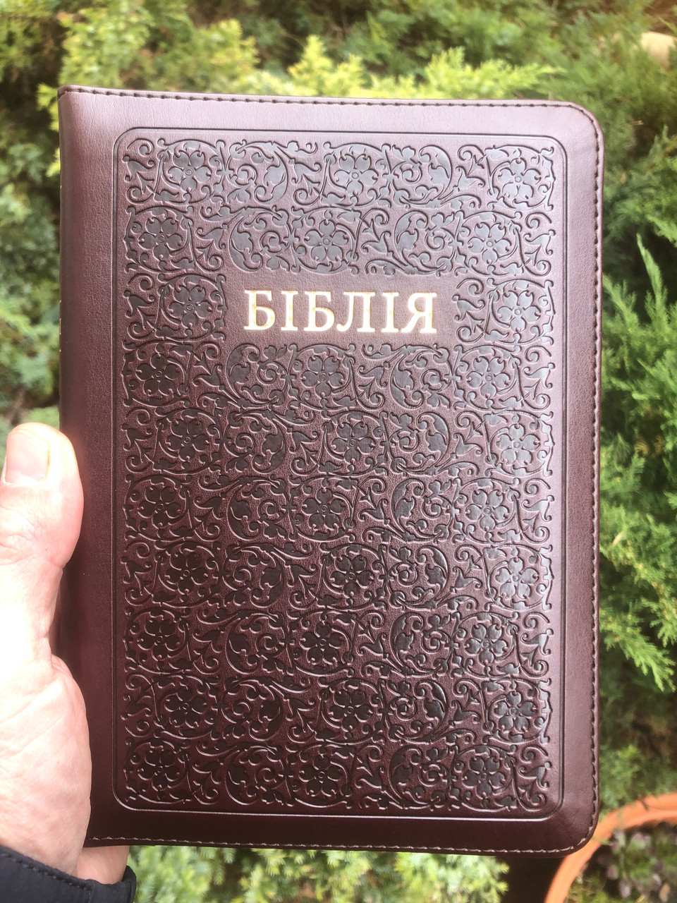 Біблія, переклад Івана Огієнка, 13х18 см, темно-коричнева, шкірзамінник, замок, індекси.
