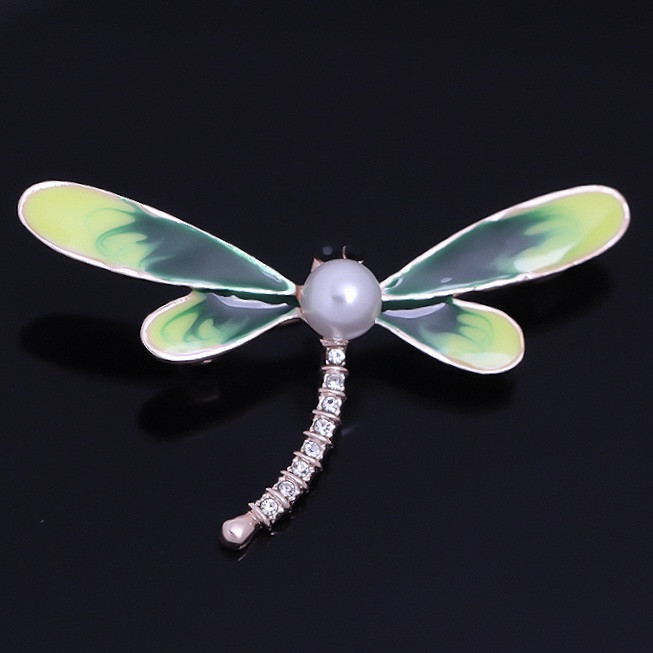 Брошка на золотистій основі бабка з білими стразами та намистиною покрита кольоровою емаллю виробу 60х40 мм