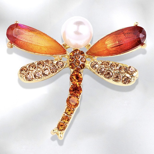 Брошка на золотистій основі бабка маленька з різнобарвними стразами та білою намистиною виробу 35х35 мм