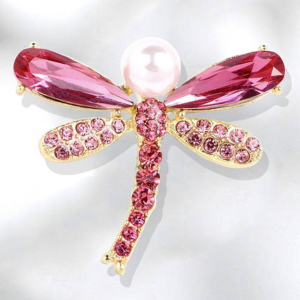 Брошка на золотистій основі бабка з різнобарвними рожевими стразами та білою намистиною виробу 35х35 мм, фото 1