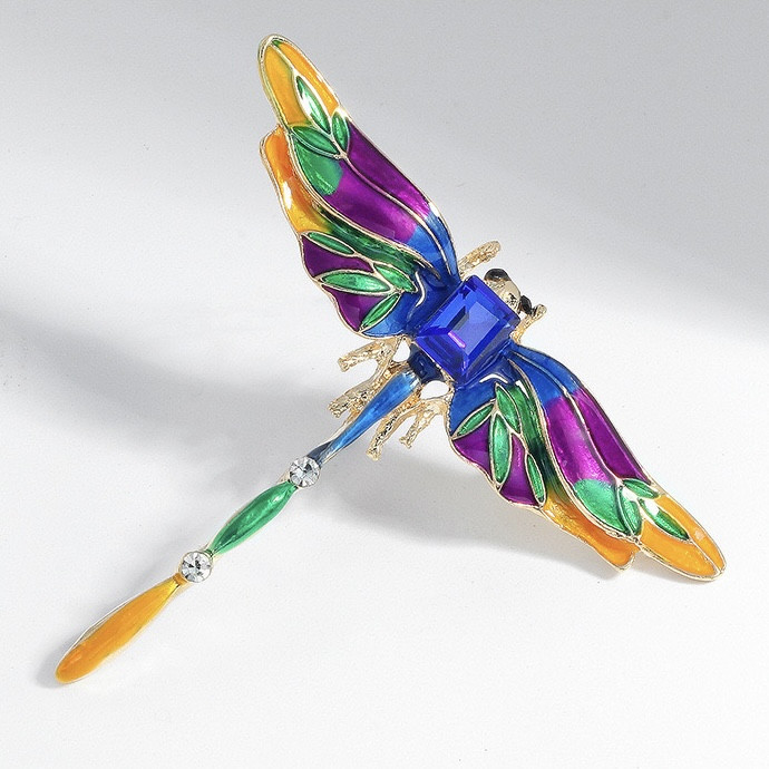 Брошка на золотистій основі бабка із синім кристалом і стразами покрита кольоровою емаллю виробу 60х65 мм