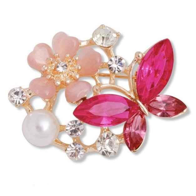 Брошка на золотистій основі метелик із квіточкою з білими та рожевими стразами та намистиною розмір 40х35 мм