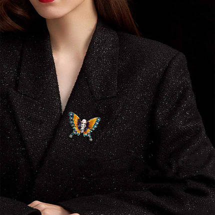 Брошка на золотистій основі метелик із білими стразами та намистиною покрита кольоровою емаллю розмір 50х40 мм, фото 3