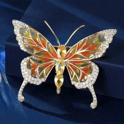 Брошка на золотистій основі метелик із білими та жовтими стразами покрита кольоровою емаллю розмір 45х35 мм, фото 1