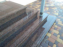 Сходи з токівського граніту з термосмугою для безпечного підйому