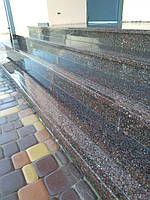Вхідні сходи з токівського граніту з центральною термосмугою