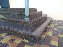 Сходи з токівського каменю з термополосою для захисту від ковзання