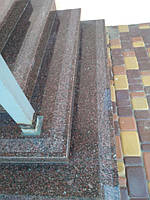 Гранітні сходи з токівського каменю з термообробленою смугою