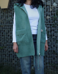 Жіноча тепла жилетка з капюшоном колір м'ятний, розміри 50-60.