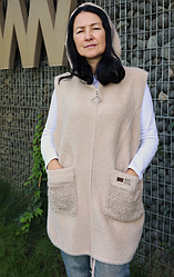 Жіноча тепла жилетка з капюшоном колір бежевий, розміри 50-60.