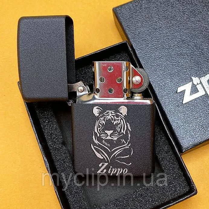 Запальничка Zippo з гравіруванням логотипа і надпису – унікальний подарунок з 10-річною гарантією