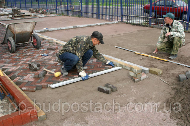 Як укласти тротуарну плитку на бетонну основу