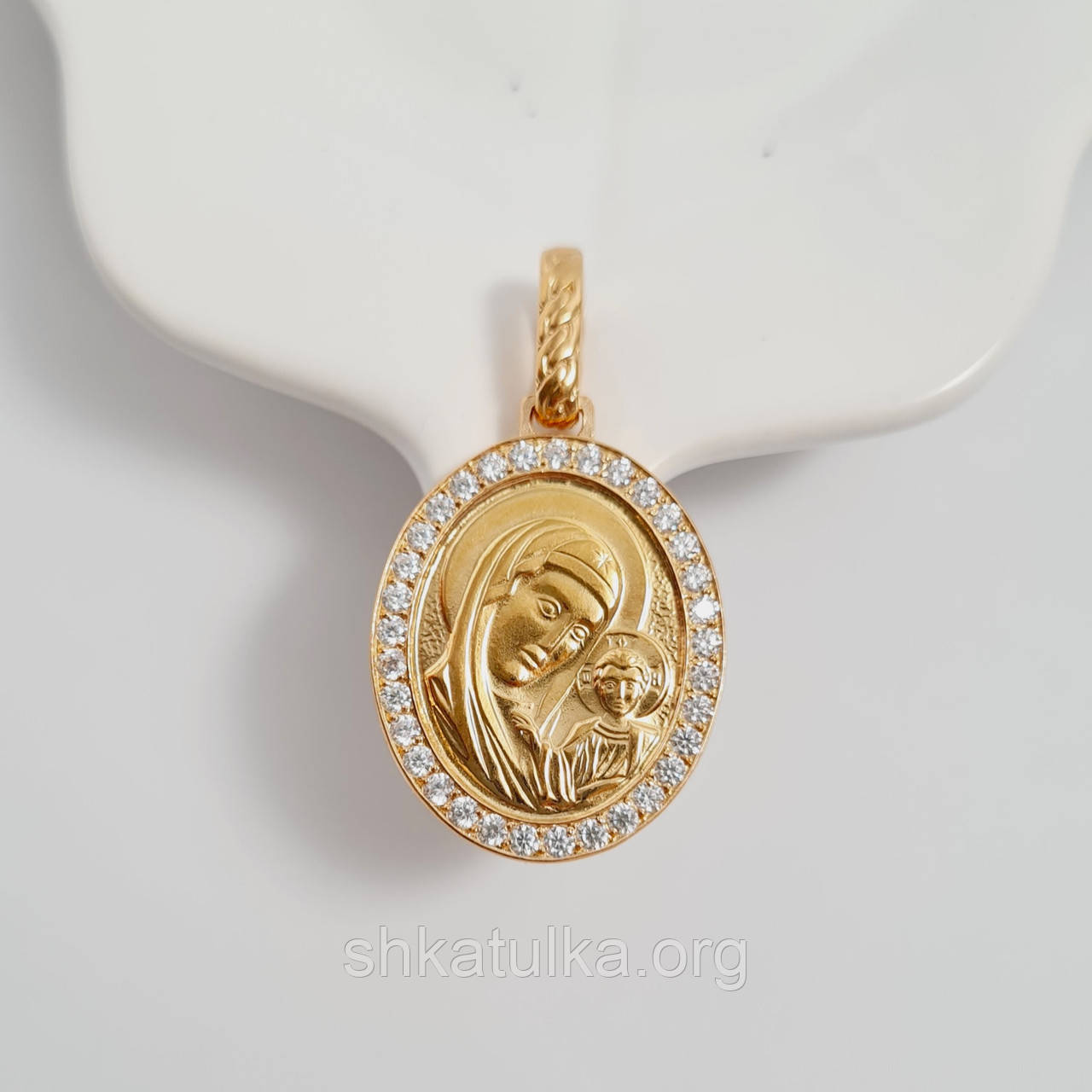 Ладанка зі срібла з позолотою та образом Богоматері і немовляти Ісуса та цирконами