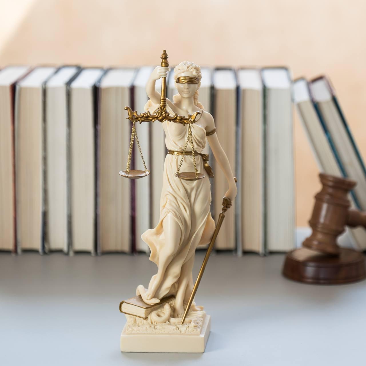 Декоративна статуетка "Феміда" з полістоуну від італійського бренду Veronese висота 32 см, фото 1