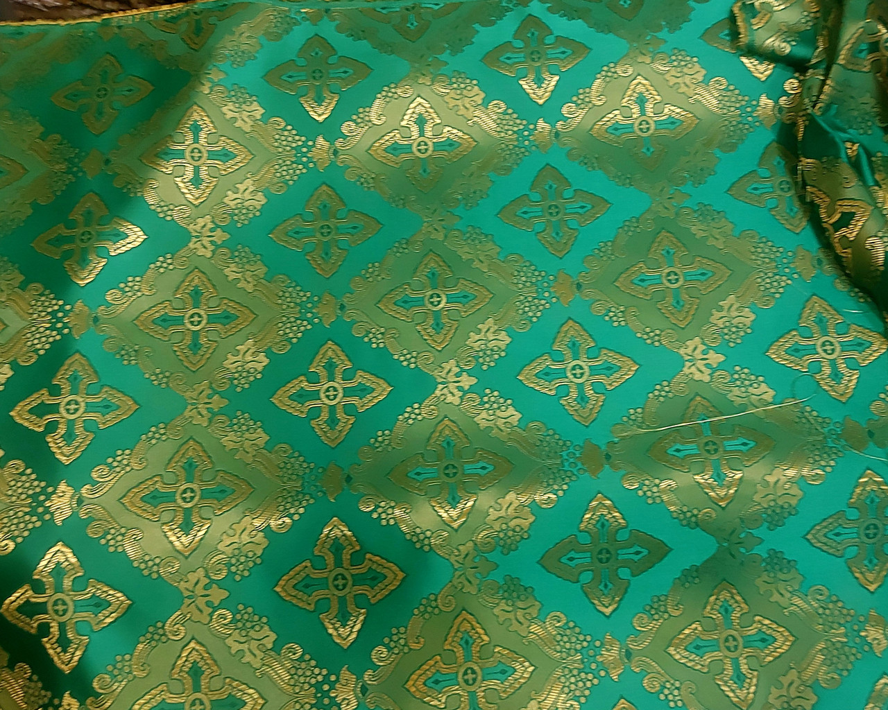 Тканина церковна Агапа шовк, зелена з вірерунком золотистим шовком. Тканина церковна