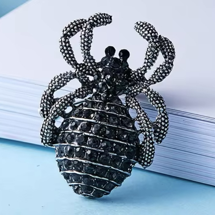 Брошка на сріблястій основі чорний павук зі сріблястими кристалами розмір виробу 35х30 мм