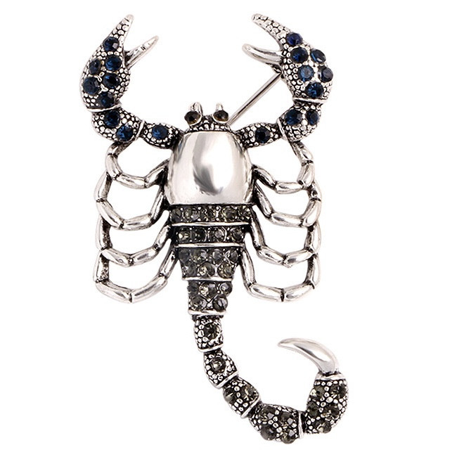 Брошка металева на сріблястій основі скорпіон із синіми та пудровими рожевими стразами розмір 55х35 мм