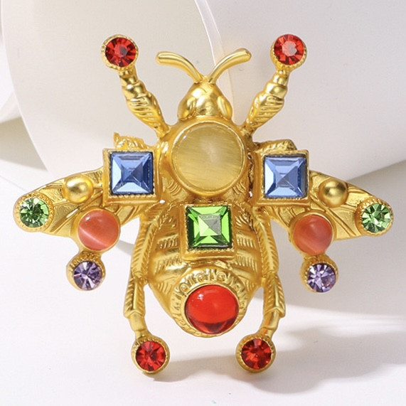 Брошка на золотистій основі бджола з різнокольоровими кришталевими стразами розмір виробу 50х55 мм