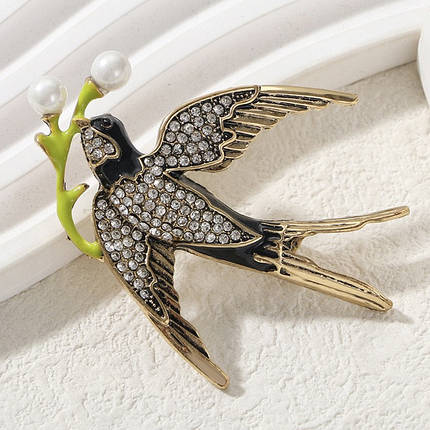 Брошка металева на золотистій основі ластівка з гілочкою з намистинами та стразами розмір виробу 65х50 мм, фото 1