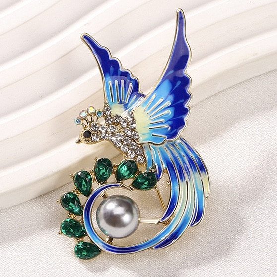 Брошка металева на золотистій основі птах зі смарагдовими стразами покрита емаллю розмір виробу 50х35 мм