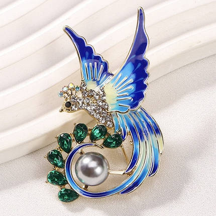 Брошка металева на золотистій основі птах зі смарагдовими стразами покрита емаллю розмір виробу 50х35 мм, фото 1