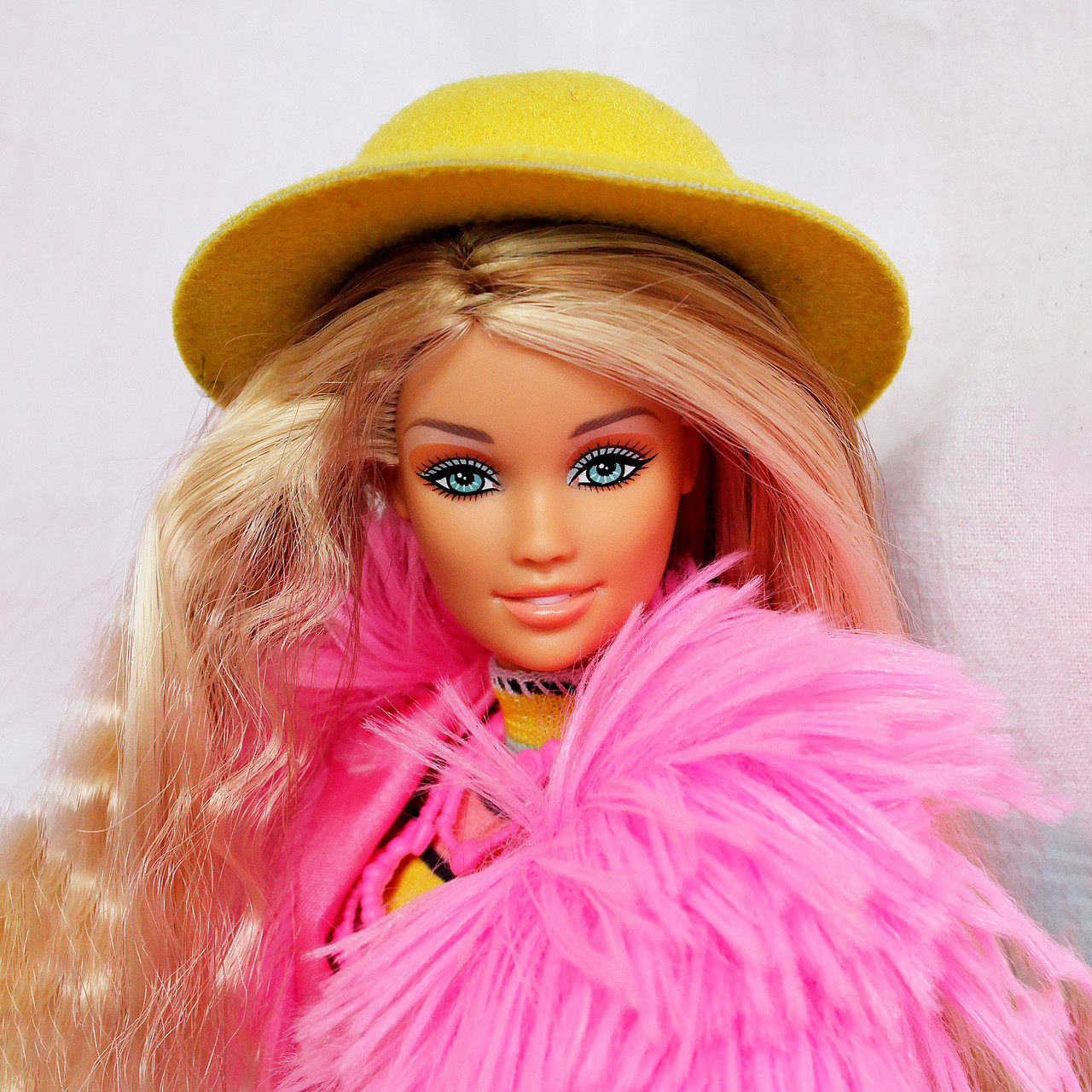 Лялька Барбі fashion fever j1408 на тілі йоги