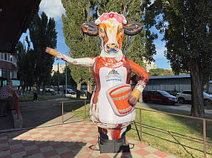 Надувна фігура корова 3,4 м з брендуванням | Рекламний рукомах для продуктового магазину, фото 3