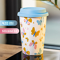 Багаторазовий керамічний стакан 420 мл з візерунком метеликів і отвором для трубочки