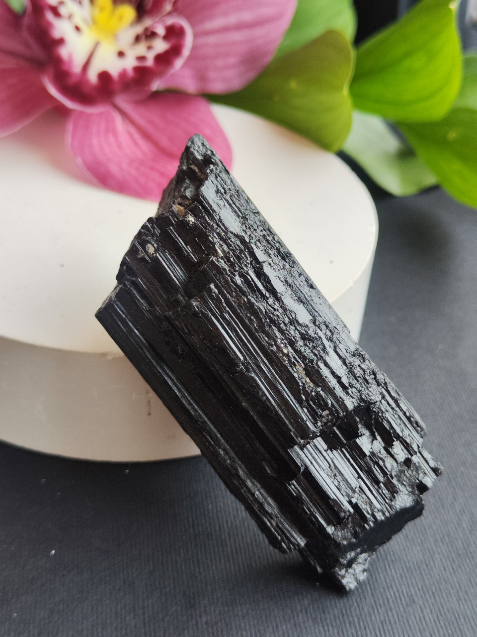 Шерл необроблений натуральний 84*37*31 мм камінь чорний турмалін., фото 1
