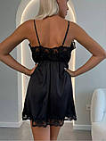 Жіночий пеньюар із тонкого атласу з мереживом на тонких бретелях у чорному кольорі, фото 10